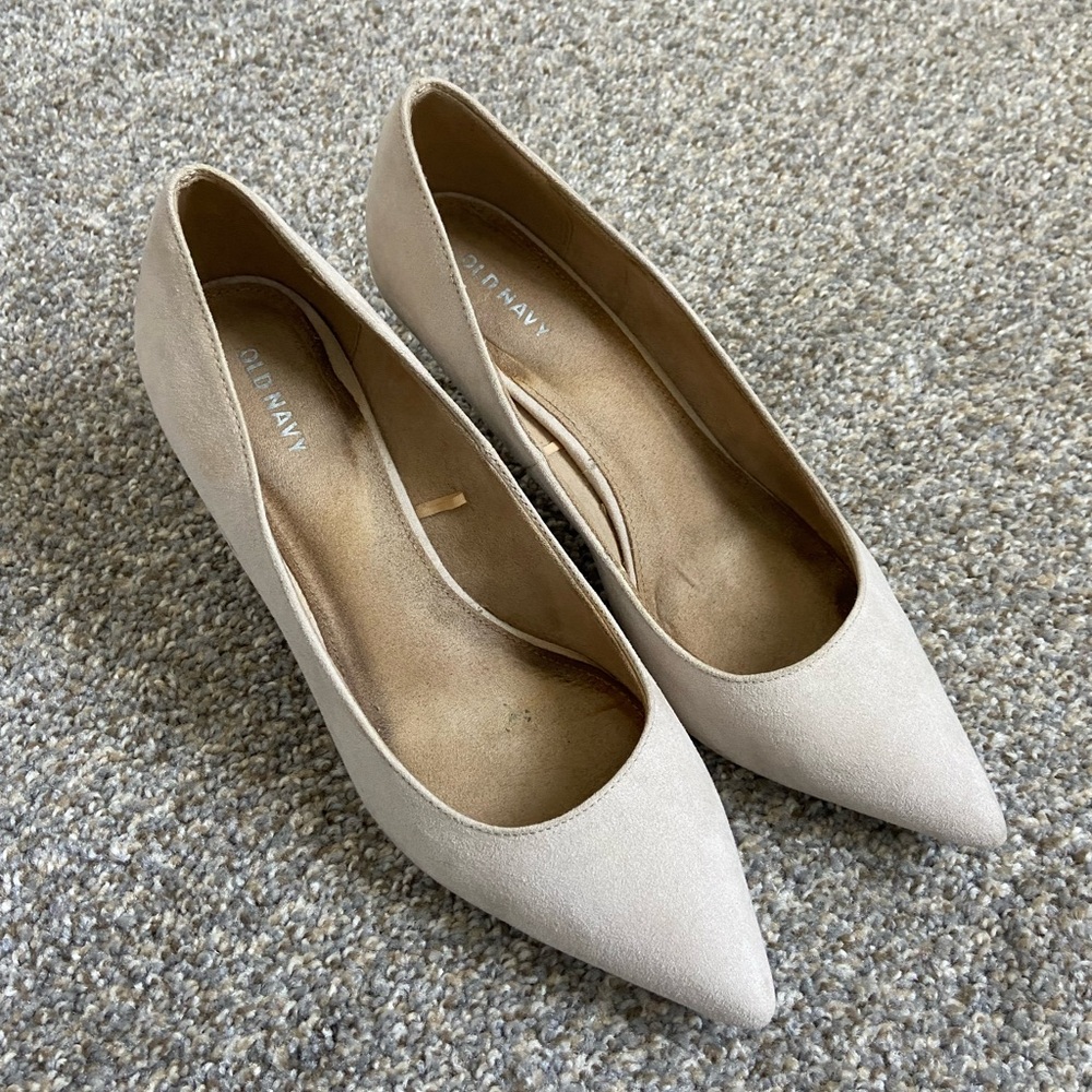 Old Navy Women's Beige Pointed Flats